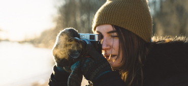 Kvinna som fotograferar